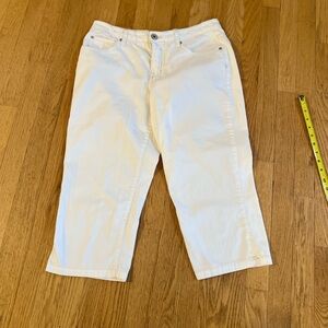 Ladies Size 8 "Bandolino" MANDIE White Denim Capri Pants GUC ❤️